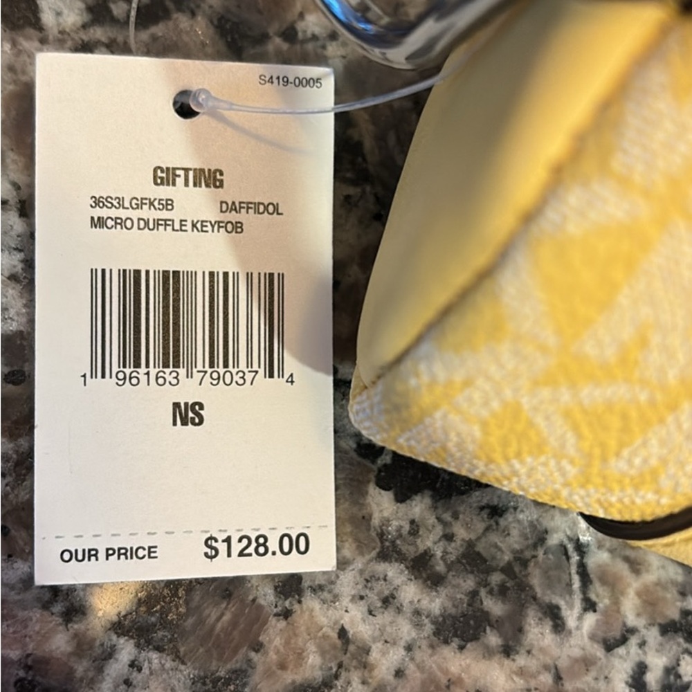 Michael Kors Mini Bag in Vibrant Yellow - Picture 2 of 6